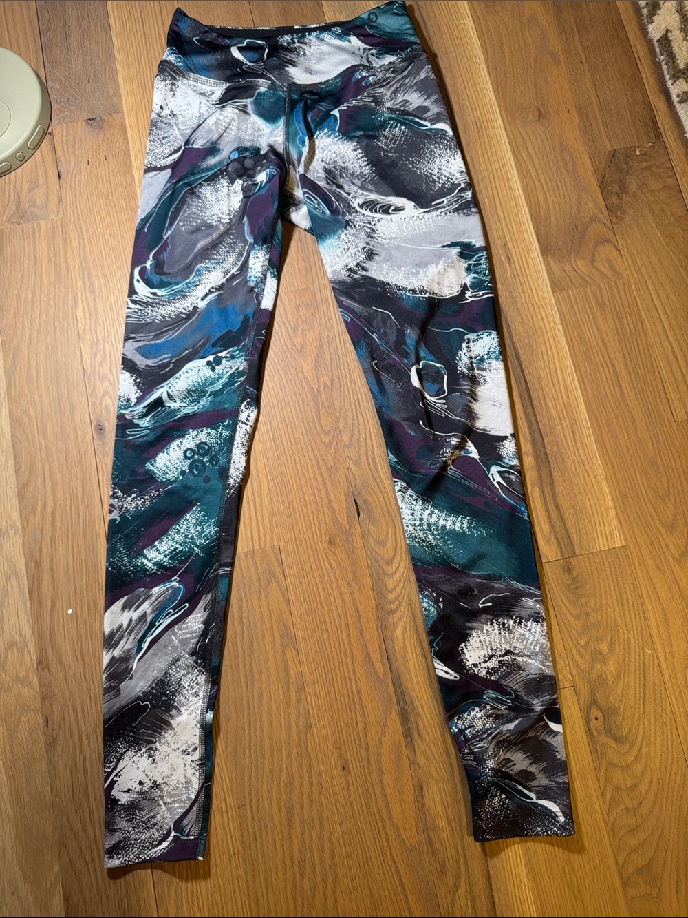 Beyond Yoga Black & Teal print  Leggings